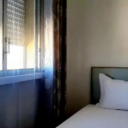 With 3 Bedrooms In With Wifi 23 Km From The Beach ליסבון
