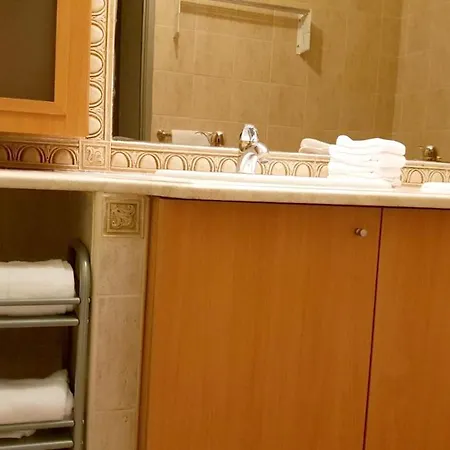 דירה With 3 Bedrooms In With Wifi 23 Km From The Beach ליסבון